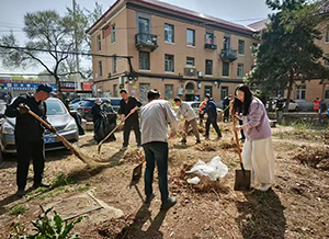 沈陽萬益集團黨員參加松泉社區(qū)“黨員進社區(qū)”志愿清潔活動